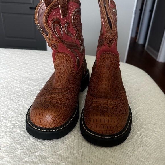 Brown and Pink Croc-Embossed Boots Ariat Women’s Sz 8 1/2 B - Picture 1 of 14
